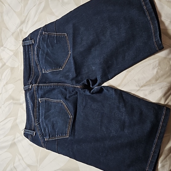 Ladies shorts - Picture 2 of 2